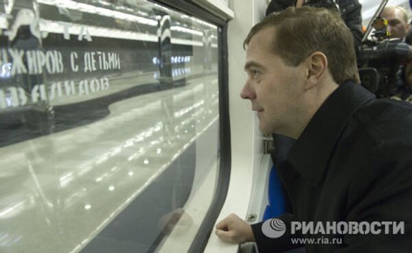 Medvedev at new metro station in Yekaterinburg Medvedev at new metro station in Yekaterinburg - Sputnik International