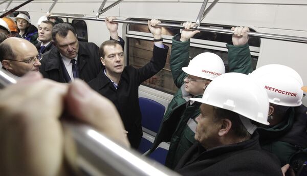 Medvedev at new metro station in Yekaterinburg - Sputnik International