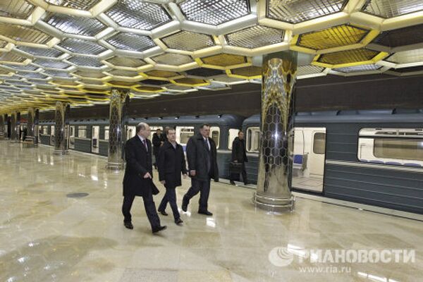 Medvedev at new metro station in Yekaterinburg Medvedev at new metro station in Yekaterinburg - Sputnik International