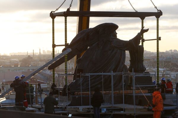 Renovated figures of angels back atop St. Isaac’s in Petersburg - Sputnik International