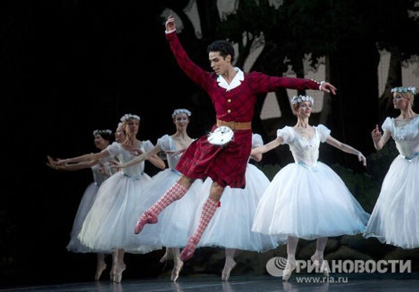 Ballet of surprises: French Ballet Performs La Sylphide in Moscow - Sputnik International