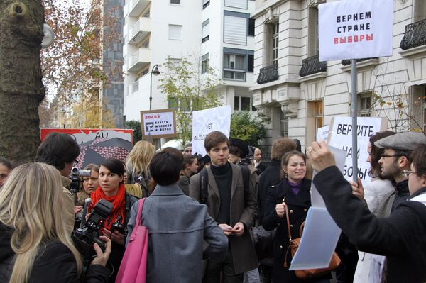 Dozens demonstrate at Russian embassy in Paris over vote fraud          - Sputnik International