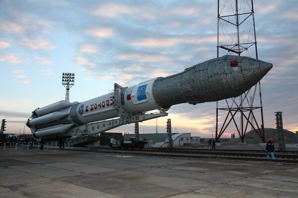 Russian Proton Rocket Rolled out to Launch Pad - Sputnik International