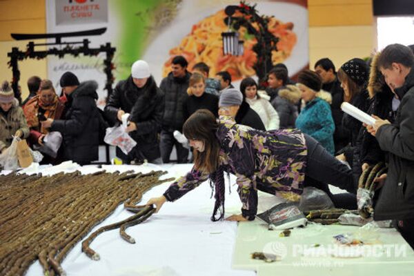 Urals responds to Japanese chefs with world’s longest sushi roll  - Sputnik International