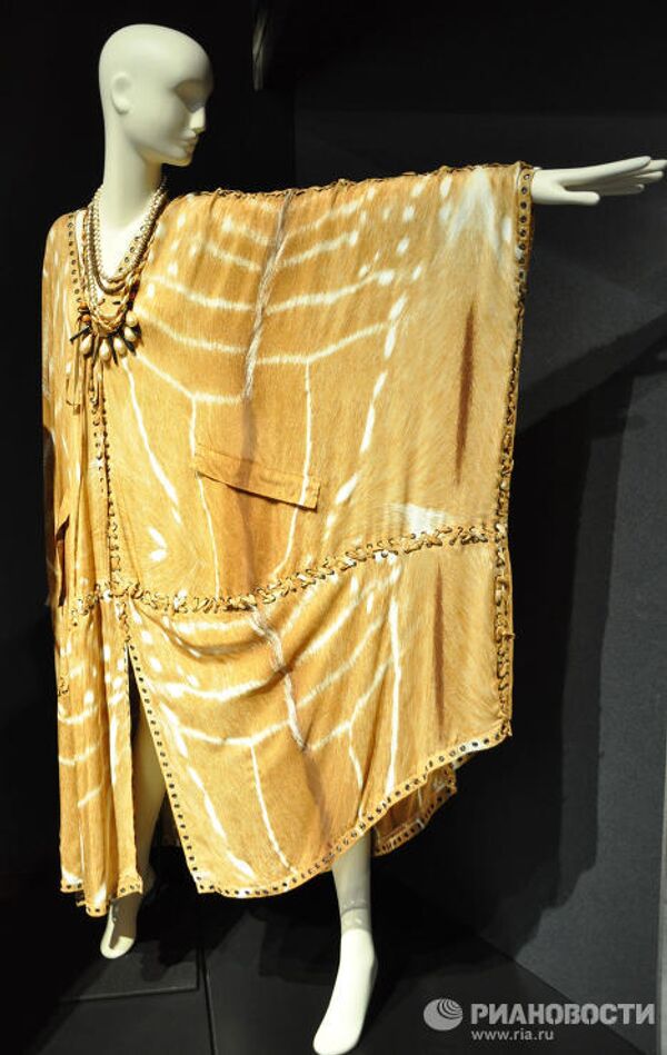 Elizabeth Taylor’s splendor: outfits and diamonds on display in New York - Sputnik International