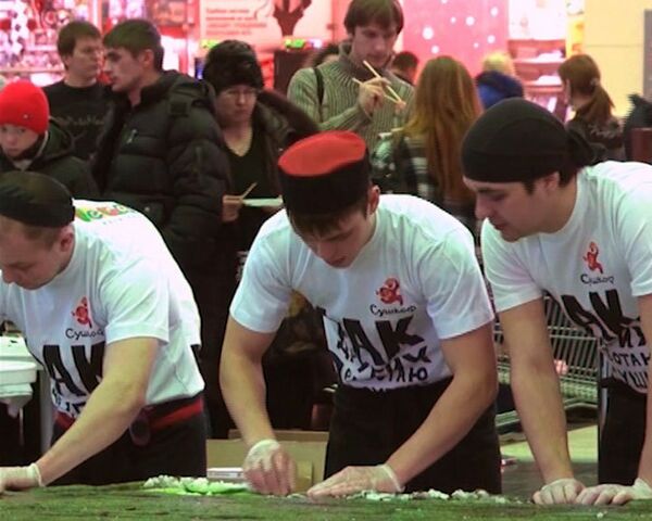 A sushi roll in Yekaterinburg, 2.5 kilometers in length took 15 hours to prepare  - Sputnik International