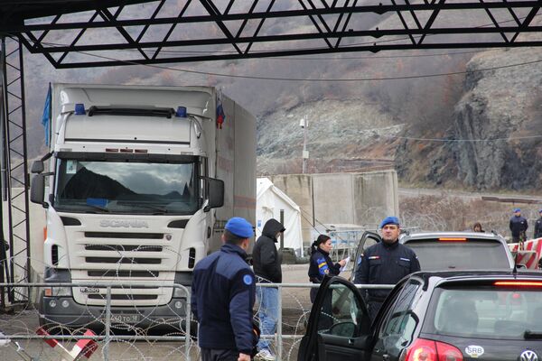 Russian humanitarian convoy blocked at Kosovo border - Sputnik International