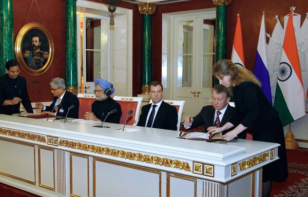 Russian Prime Minister Dmitry Medvedev and Indian Prime Minister Manmohan Singh - Sputnik International