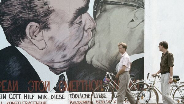 On November 9, the world marks the 25th anniversary of the fall of the Berlin Wall. - Sputnik International