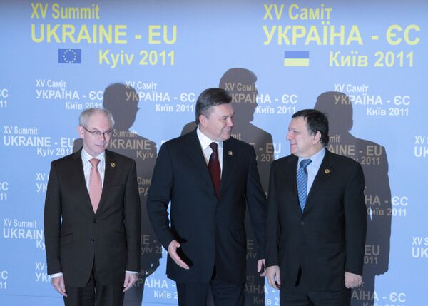 Herman Van Rompuy (left), Viktor Yanukovych (center) and José Manuel Barroso (right) in Kiev - Sputnik International