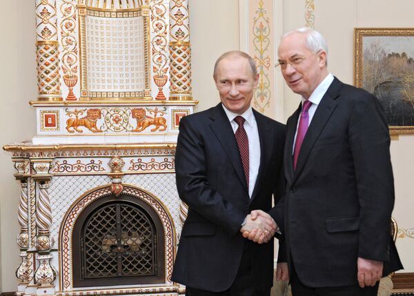 Vladimir Putin and Mykola Azarov - Sputnik International