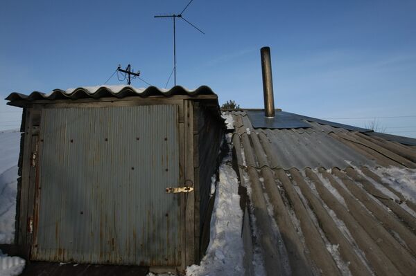 Owner of house hit by satellite fixes roof himself amid compensation snag          - Sputnik International