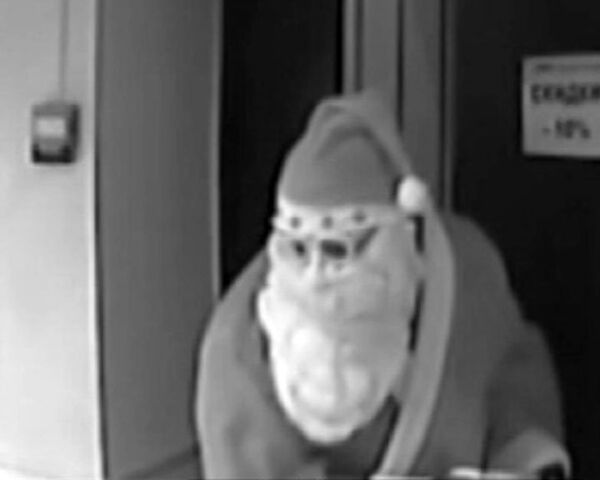 CCTV footage of thieving Santa’s - Sputnik International