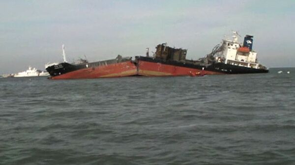 The tanker split in two in the Yellow Sea. Video from the shipwreck scene.  - Sputnik International