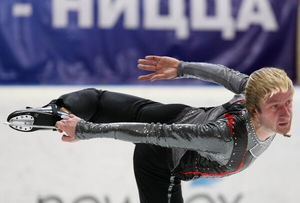 Evgeny Plushenko is unlikely to recover from a planned knee operation in time for the World Figure Skating Championships in March, the veteran skater said early Tuesday - Sputnik International