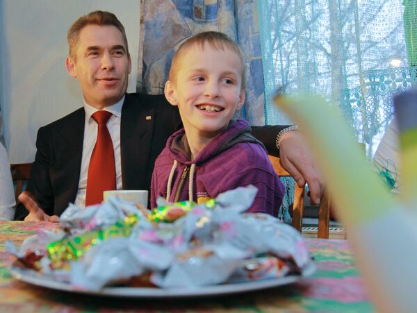 Russian boy Artyom who was adopted in the U.S. and then sent back to Russia with  Children’s Ombudsman Pavel Astakhov  - Sputnik International