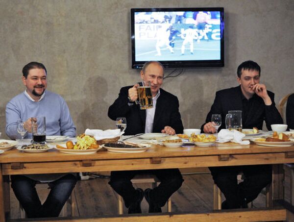 Putin Meets with Football Fans over Mug of Beer - Sputnik International