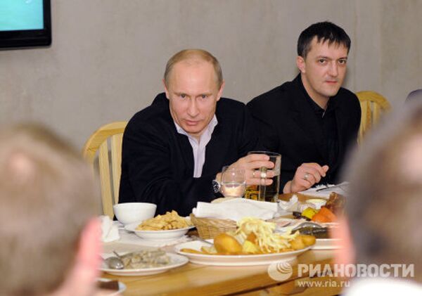 Putin Meets with Football Fans over Mug of Beer - Sputnik International