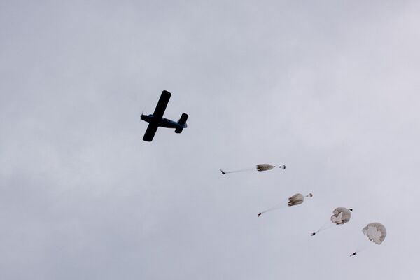 Russian Paratroopers to Get New Parachutes in 2013 - Sputnik International