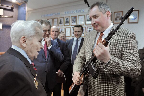 Dmitry Rogozin holding Kalashnikov Assault Rifle - Sputnik International
