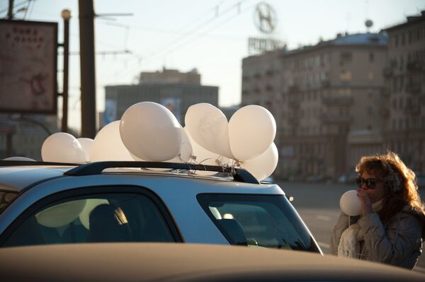 A protester decorates her car with white balloons during a protest on Sunday - Sputnik International