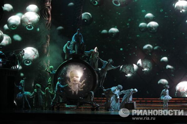 Mandragora, white clowns and the Wheel of Death at Cirque du Soleil’s Zarkana show in the Kremlin - Sputnik International