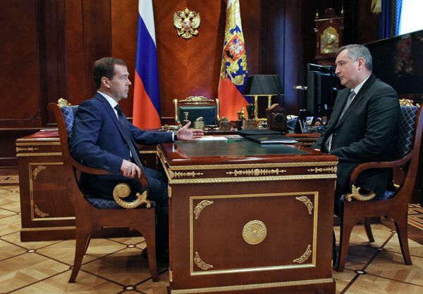 Dmitry Medvedev and Dmitry Rogozin - Sputnik International