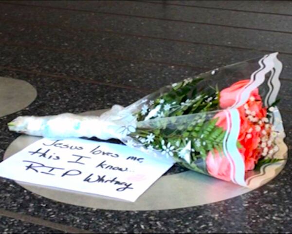 Harlem residents bring flowers to the Apollo, a Whitney Houston venue - Sputnik International