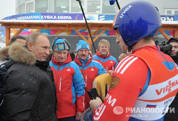 Putin tries out bobsled track - Sputnik International