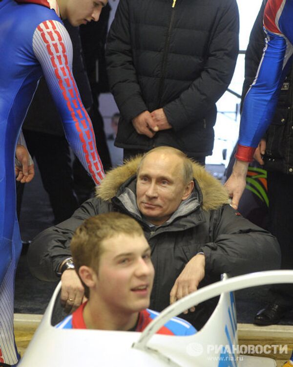 Putin tries out bobsled track - Sputnik International