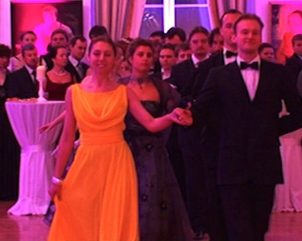 Knights and ladies waltz at the first February Ball in Moscow  - Sputnik International
