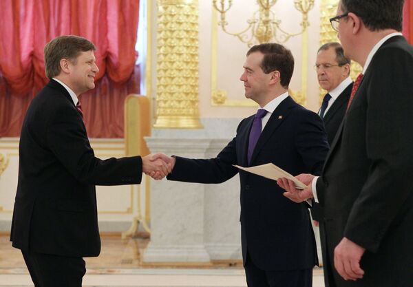 Michael McFaul and Dmitry Medvedev - Sputnik International