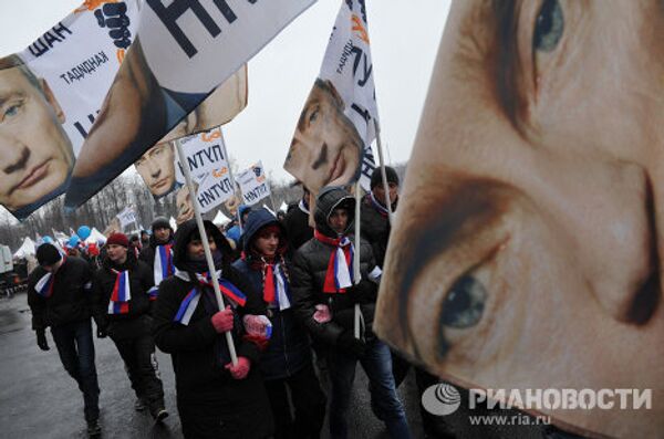 Tens of Thousands Putin Supporters March and Rally in Moscow  - Sputnik International