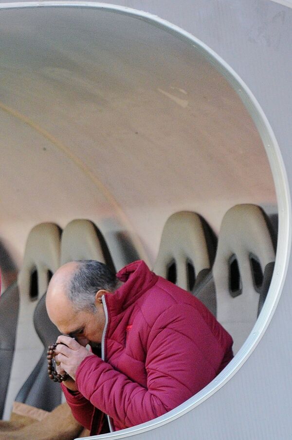 Rubin’s head coach Kurban Berdiyev praying before the game - Sputnik International