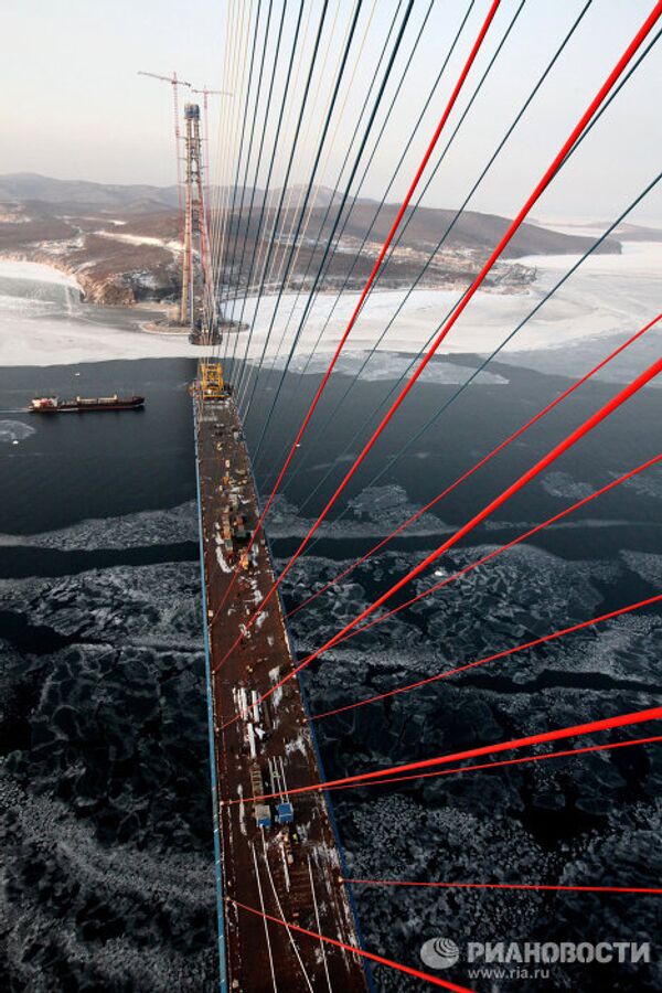 Construction of the world's largest cable-stayed bridge to Russky Island - Sputnik International