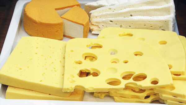 Russia's ban on food imports from the European Union, introduced in response to the Western sanctions, has quintupled the export of cheese to the country from Switzerland. - Sputnik International