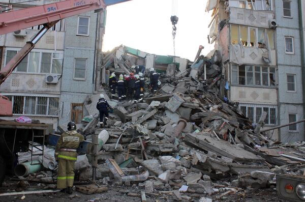 At least six people have been killed and 14 are missing in the Southern Russian city of Astrakhan after a household gas blast destroyed the third floor of a nine-storey residential building - Sputnik International