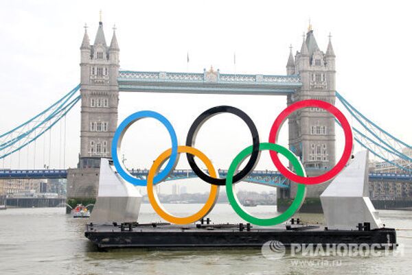 Giant Olympic Rings float down the River Thames - Sputnik International
