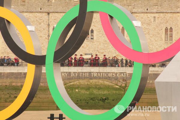 Giant Olympic Rings float down the River Thames - Sputnik International