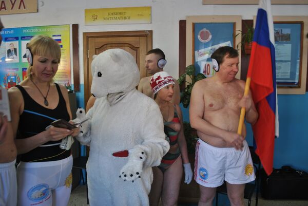Semi-Nude Ice Swimmers Vote in Siberia - Sputnik International