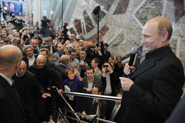 Vladimir Putin addresses supporters in his campaign headquarters - Sputnik International