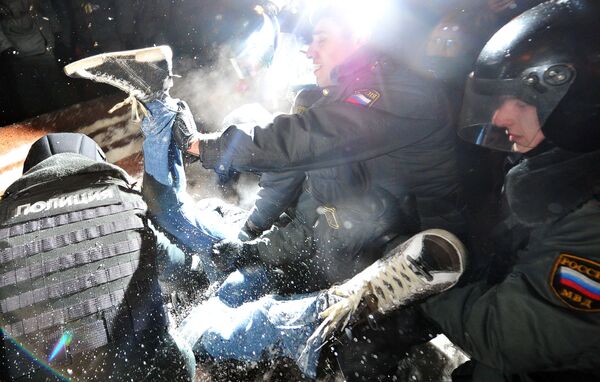 Riot Police Break Up Moscow Anti-Putin Protest - Sputnik International
