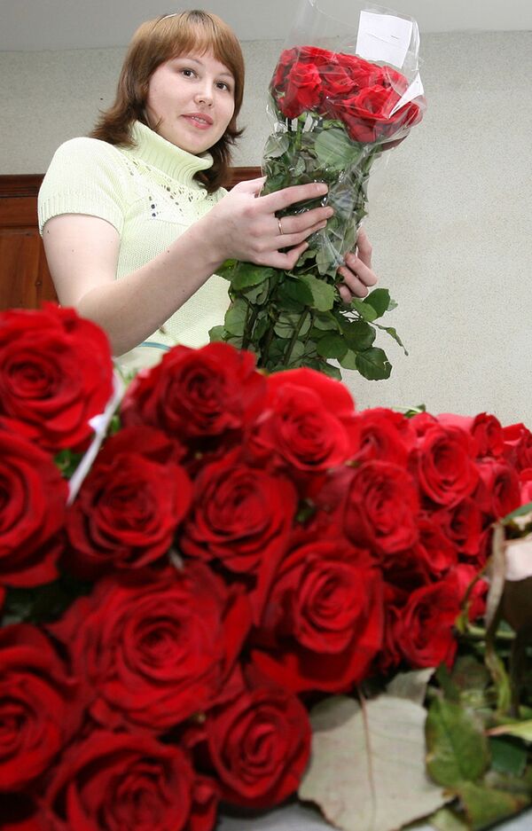 Man to Give Wife Million Roses on Women's Day          - Sputnik International