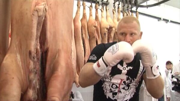 Like Rocky, Russian Mixed Martial Arts Fighter Beats on Sides of Pork - Sputnik International