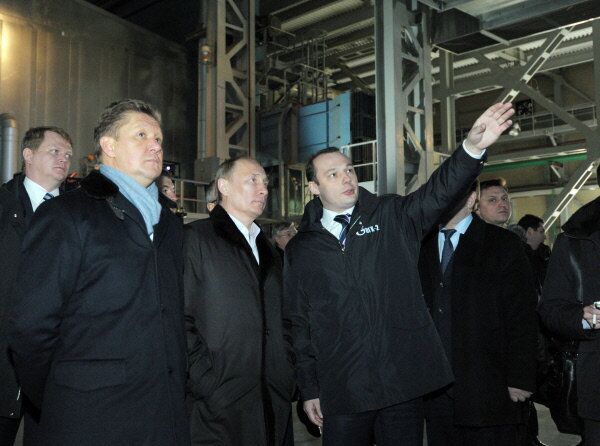Prime Minister and president-elect Vladimir Putin attended the launch of the three-turbine unit - Sputnik International