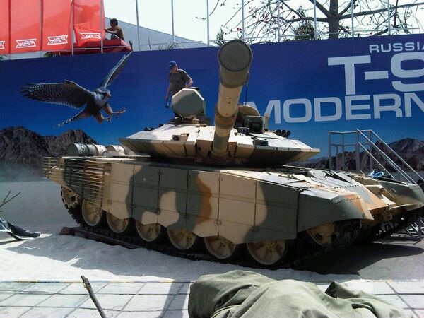 Upgraded T-90 tank at DEFEXPO 2012 exhibition in India - Sputnik International