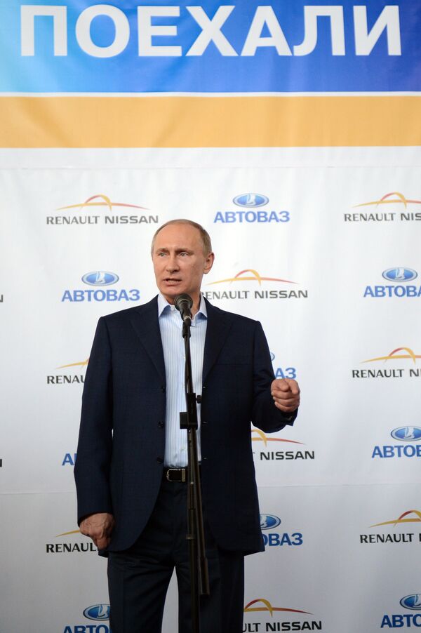 Putin Urges State Bodies to Buy Domestic Vehicles - Sputnik International