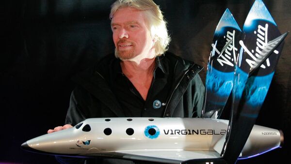 Richard Branson with SpaceShipTwo rocket plane first model. - Sputnik International