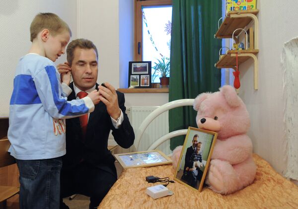 Artyom Savelyev (L) with Russian children's rights ombudsman Pavel Astakhov - Sputnik International