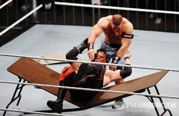 Flying Wrestlers Dazzle Crowds at RAW World Tour Show in Moscow - Sputnik International